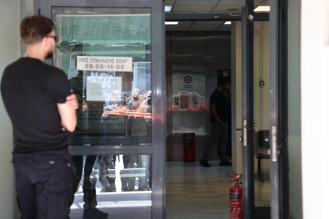 Στιγμιότυπο έξω από το κτίριο του ΕΦΚΑ στον Κεραμεικό, μετά την επίθεση του 89χρονου ενόπλου/ ΙΝΤΙΜΕ Λιάκος Γιάννης