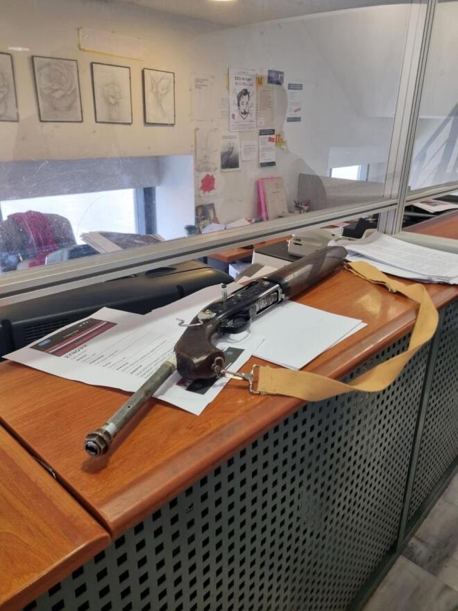 Η καραμπίνα με την οποία πυροβόλησε ο 89χρονος στο Πρωτοδικείο Αθηνών
