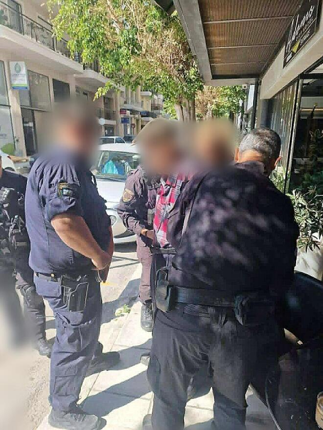 H στιγμή της σύλληψης του 89χρονου στην Πάτρα