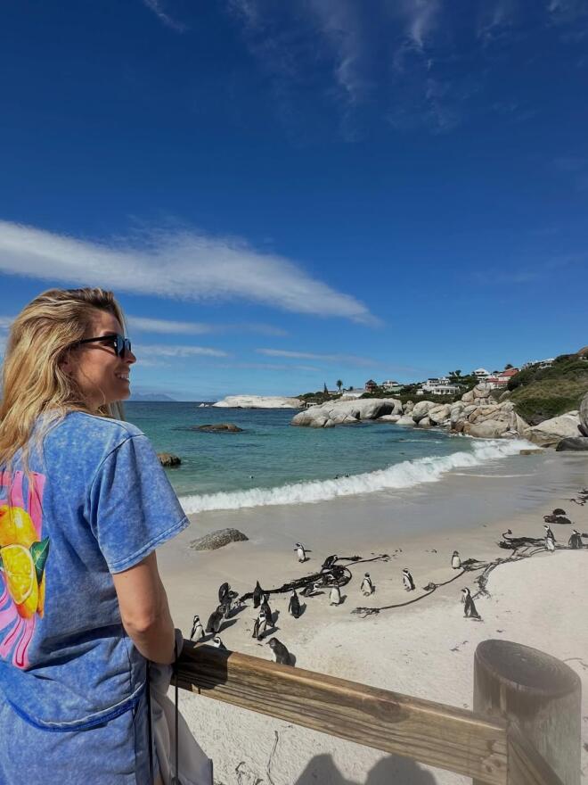 Η Μαριέττα Χρουσαλά στην παραλία με τους αφρικανικούς πιγκουίνους/ instagram