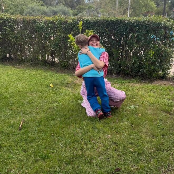 Η Λένα Δροσάκη αγκαλιά με τον γιο της, Αναστάση / Πηγή: Instagram @lenakidrs