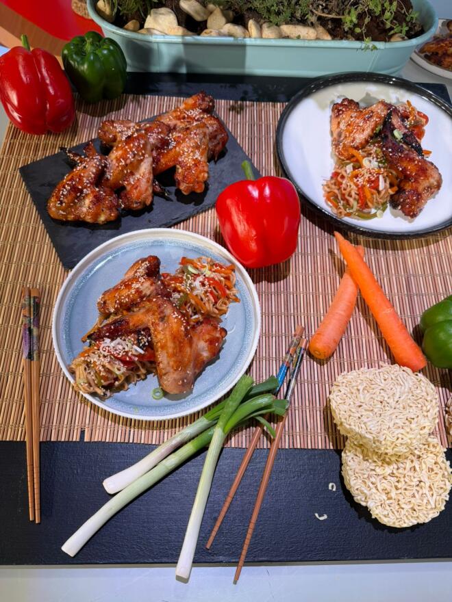 Φτιάξτε καραμελωμένες φτερούγες κοτόπουλο με noodles