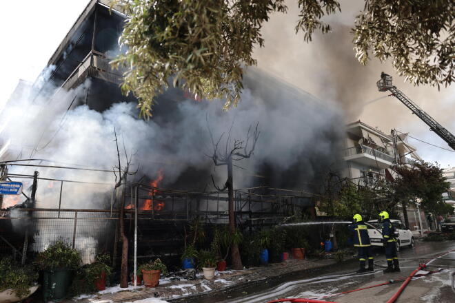 Μεγάλη φωτιά σε κατάστημα στο Ίλιον