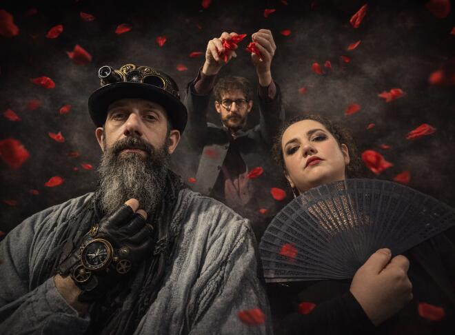 Ο Γιάννης Τσαμαντάκης με τον Φοίβο Παπακώστα και η Μαρία Λατσίνου