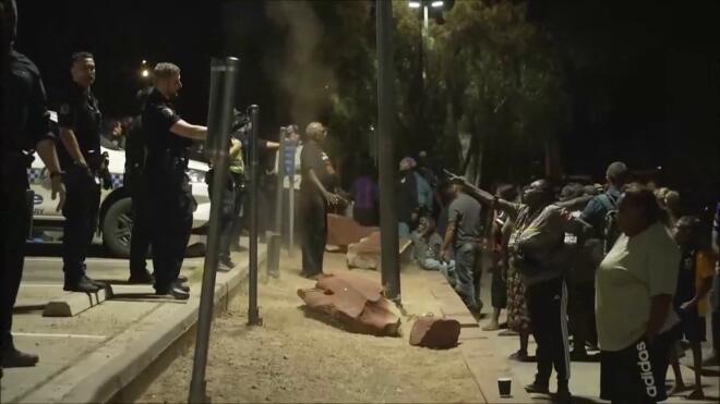 Άγρια επεισόδια έξω από το νοσοκομείο όπου νοσηλευόταν ο 47χρονος ύποπτος για τη δολοφονία της 5χρονης/ screenshot video AP