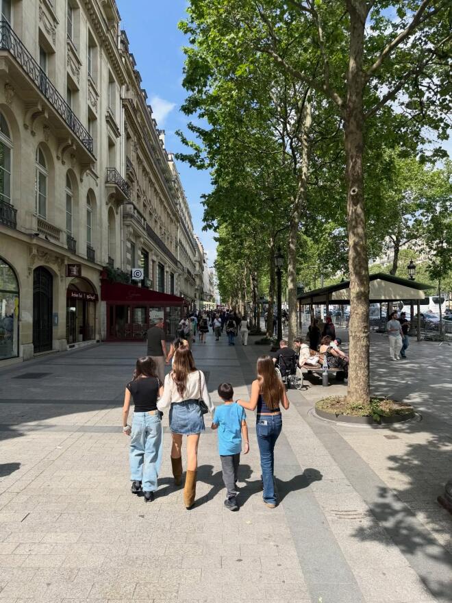 Η Σταματίνα Τσιμτσιλή με τα παιδιά της στους δρόμους της γαλλικής πρωτεύουσας