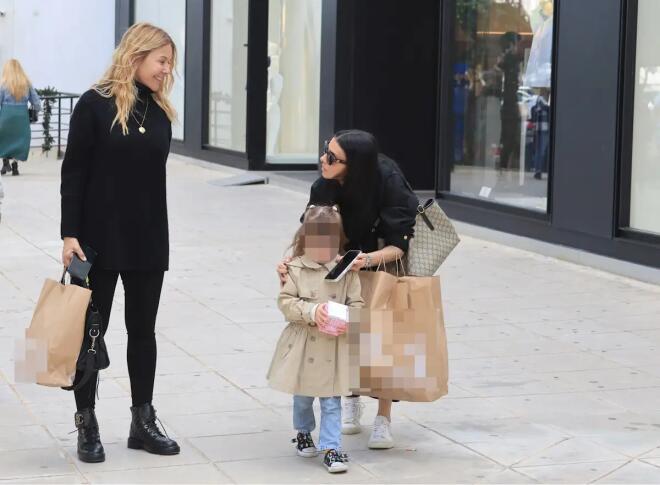 Χριστίνα Παππά: Για shopping με την Άννα Μπεζάν και την εγγονή της / NDP Photo Agency - Νίκος Ζότος