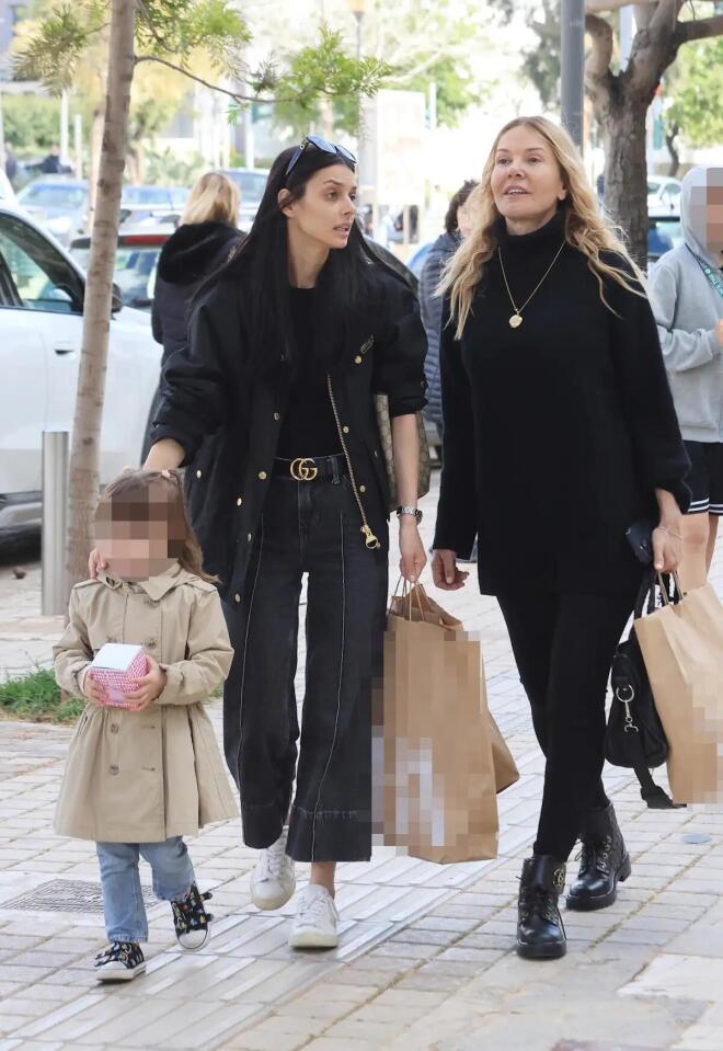Χριστίνα Παππά: Για shopping με την Άννα Μπεζάν και την εγγονή της / NDP Photo Agency - Νίκος Ζότος