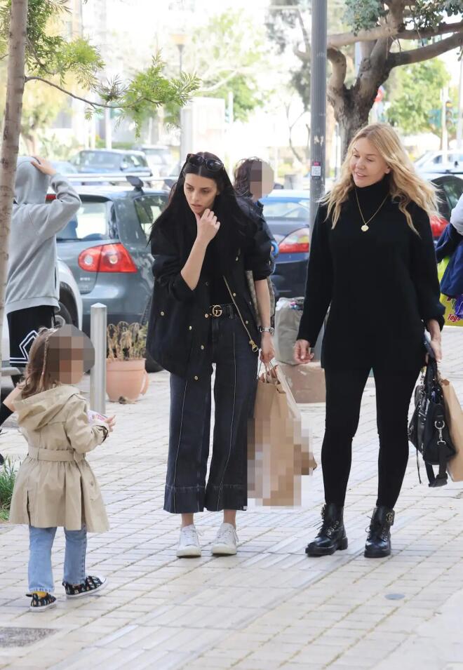 Χριστίνα Παππά: Για shopping με την Άννα Μπεζάν και την εγγονή της / NDP Photo Agency - Νίκος Ζότος