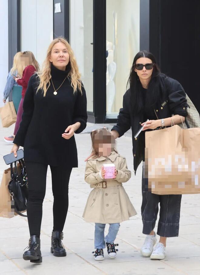 Χριστίνα Παππά: Για shopping με την Άννα Μπεζάν και την εγγονή της / NDP Photo Agency - Νίκος Ζότος