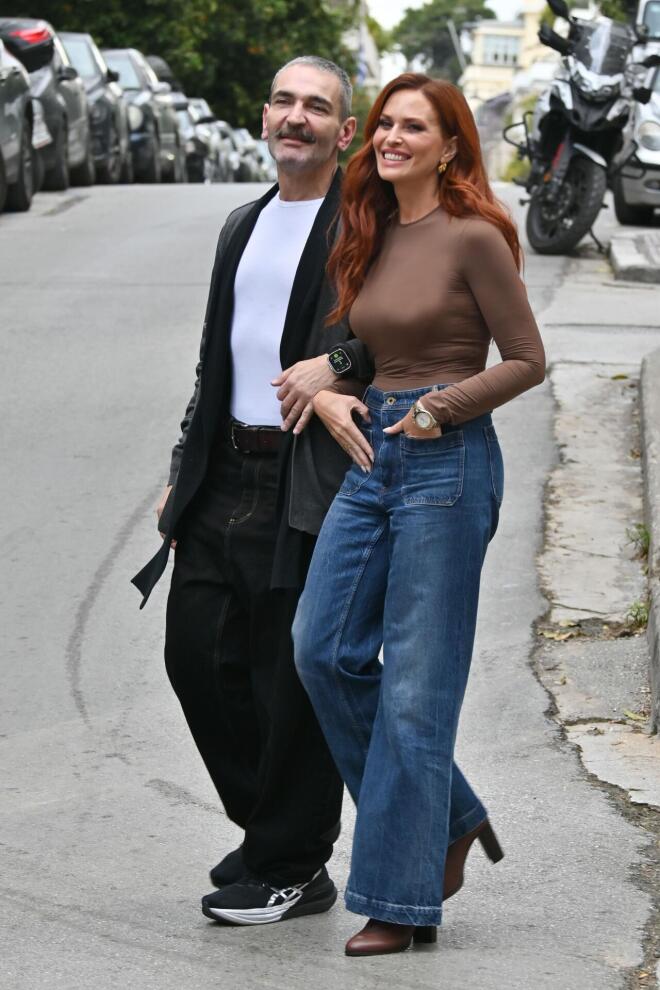 Chic και άνετη η Σίσσυ Χρηστίδου σε βόλτα με τον Κωνσταντίνο Δέδε