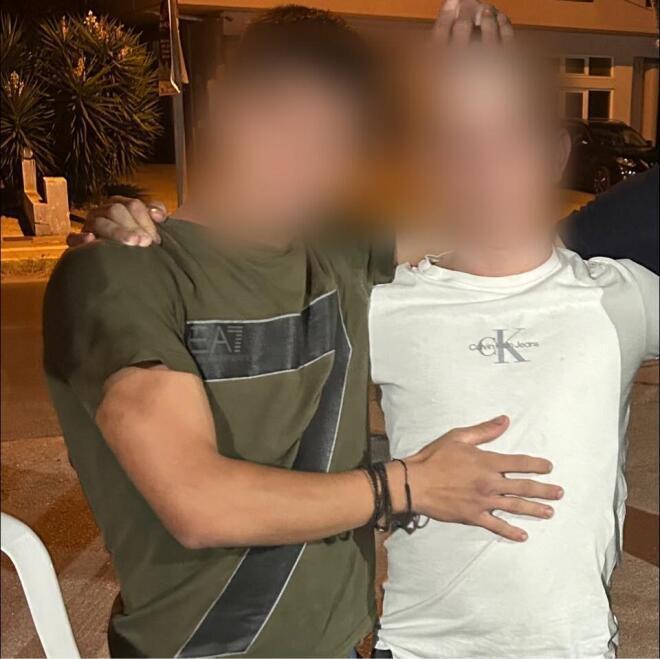 Ο 20χρονος που δολοφονήθηκε (αριστερά) ζούσε επί τρία χρόνια υπό καθεστώς τρόμου