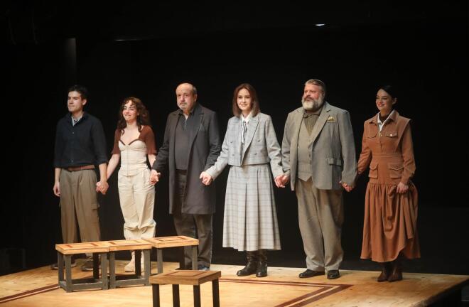 Η υπόκλιση των πρωταγωνιστών της παράστασης «Αρχιμάστορας Σόλνες» / NDP Photo Agency - Έλλη Πουπουλίδου