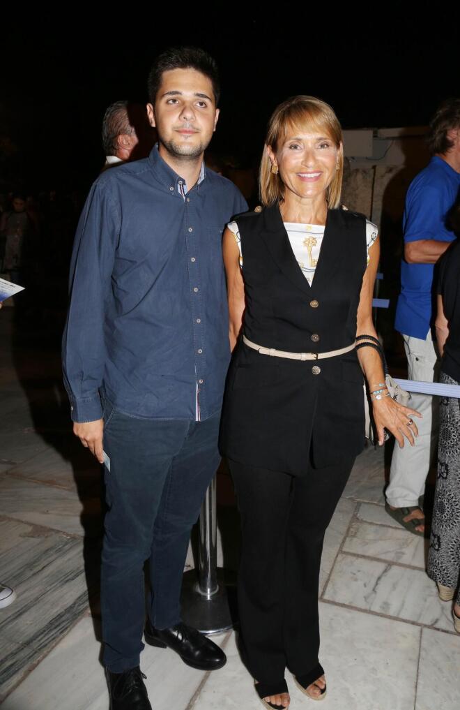 Η Μάρα Ζαχαρέα με τον γιο της Βασίλη/ φωτογραφία από NDP