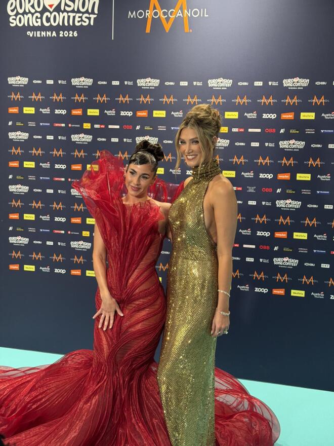 Eurovision 2026: Απαστράπτουσες η εκπρόσωπος της Γερμανίας, Sarah Engels, και η εκπρόσωπος της Αυστραλίας, Delta Goodrem, στο Τιρκουάζ Χαλί