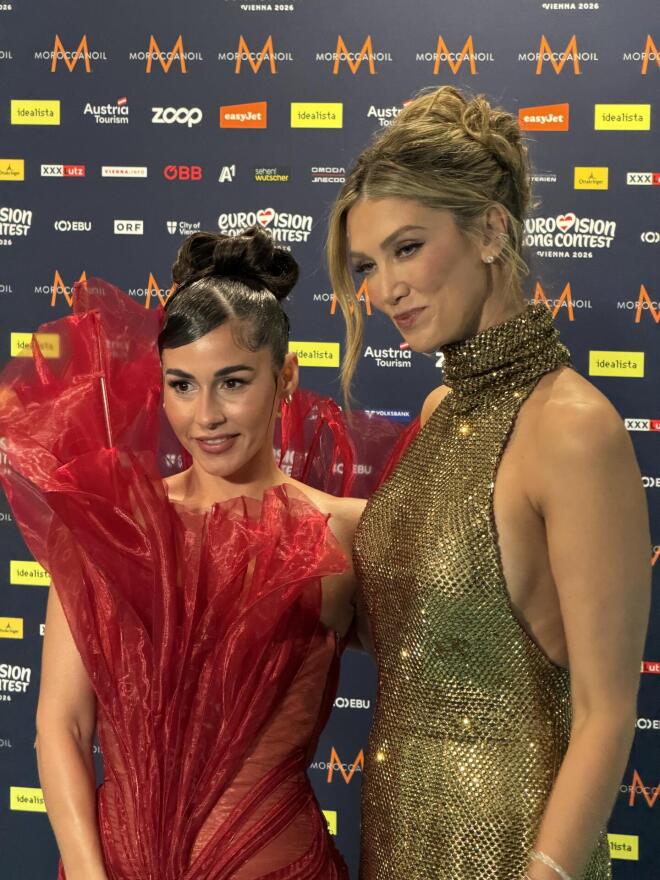 Eurovision 2026: Απαστράπτουσες η εκπρόσωπος της Γερμανίας, Sarah Engels, και η εκπρόσωπος της Αυστραλίας, Delta Goodrem, στο Τιρκουάζ Χαλί