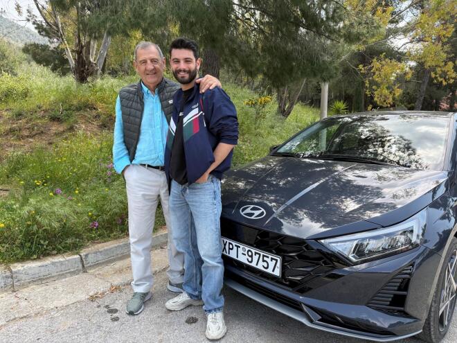 TractioN: Ο «μπαμπάς» Βασίλης Μηλιώνης οδηγάει ένα... hot μοντέλο!