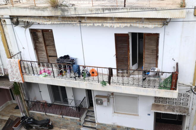 Τα παιδιά στους Αγίους Αναργύρους ζούσαν μέσα στη βρώμα και τη μούχλα - Intimenews