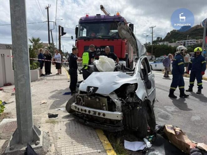 Το αυτοκίνητο στο οποίο επέβαιναν οι δύο γυναίκες έγινε μια άμορφη μάζα σιδερικών - rodiaki.gr