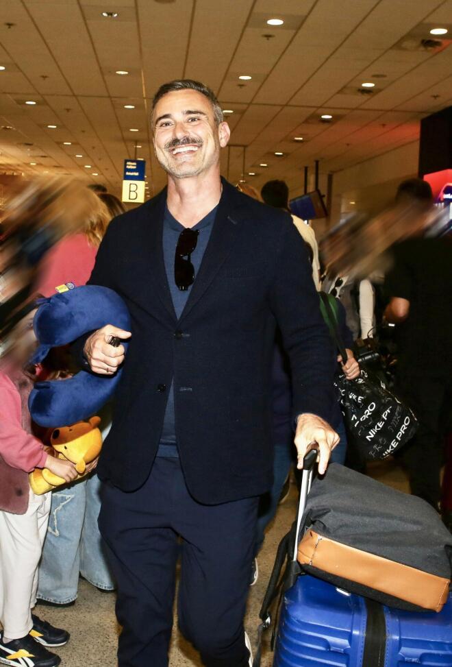 Ο Γιώργος Καπουτζίδης επέστρεψε χαμογελαστός στην Ελλάδα / NDP Photo Agency