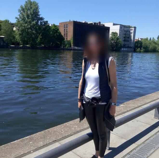 Οι δράστες χτύπησαν τη γυναίκα με μπουνιές και κλωτσιές και την πέταξαν σε ένα χαντάκι