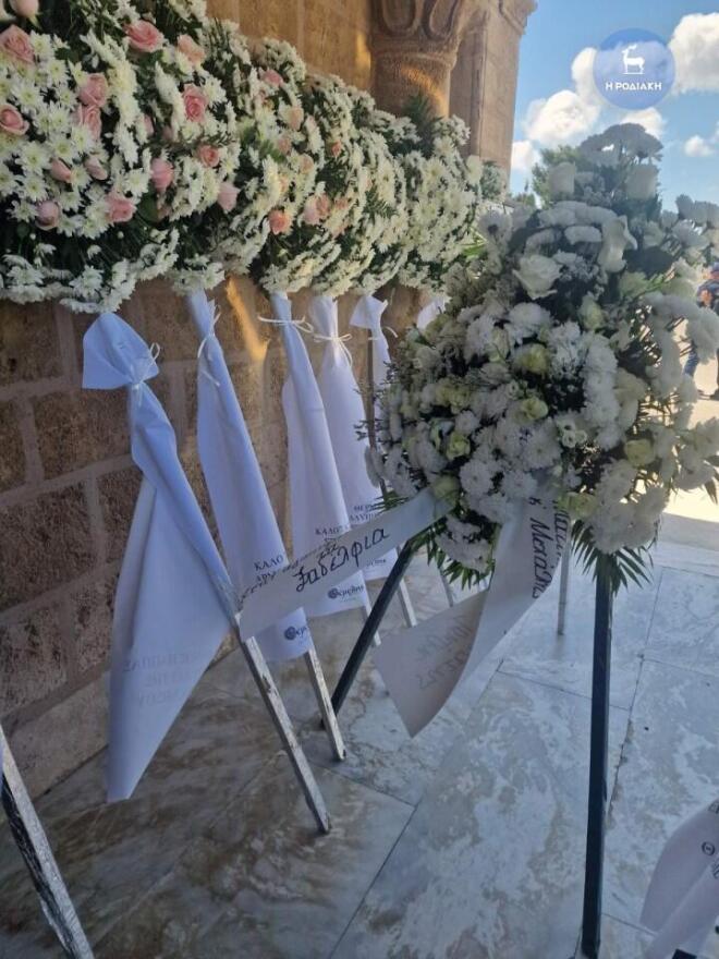 Στεφάνια στην κηδεία μητέρας και κόρης που σκοτώθηκαν σε τροχαίο στη Ρόδο