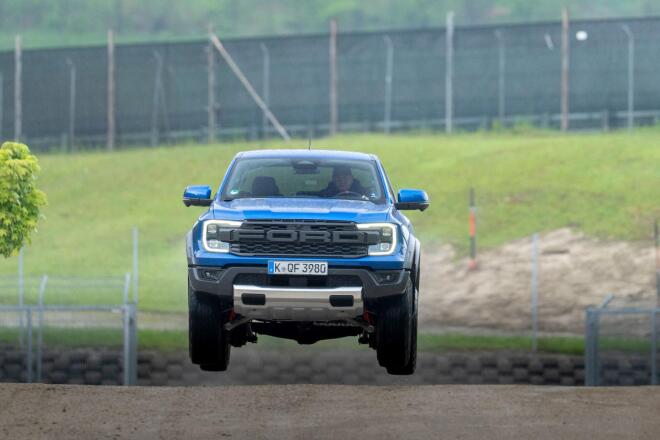 Ford Ranger Raptor: Η τέλεια «απογείωση» πίσω από το τιμόνι του