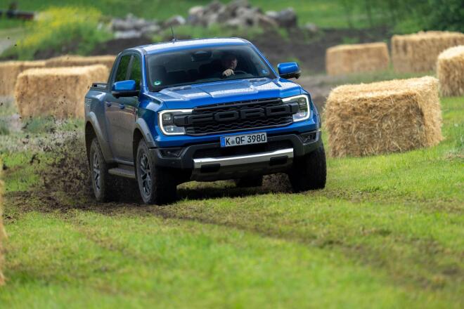 Ford Ranger Raptor: Η τέλεια «απογείωση» πίσω από το τιμόνι του