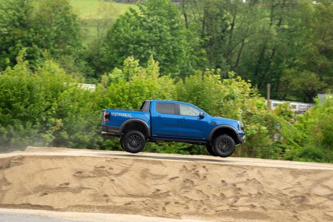 Ford Ranger Raptor: Η τέλεια «απογείωση» πίσω από το τιμόνι του