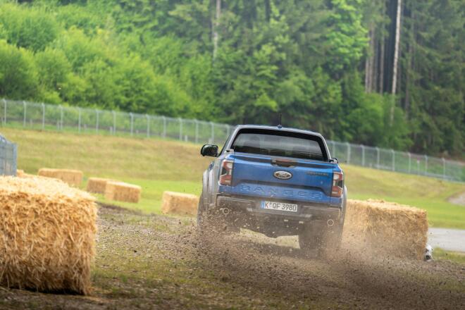Ford Ranger Raptor: Η τέλεια «απογείωση» πίσω από το τιμόνι του