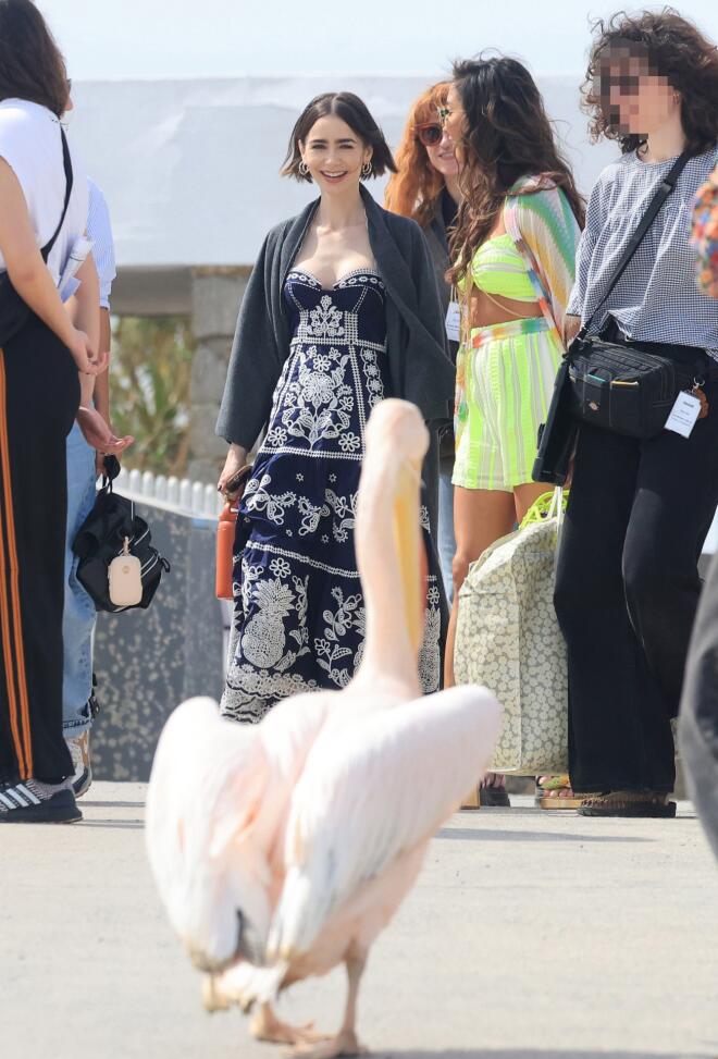 Emily in Paris: Επαγγελματίας ή απλώς… snob η Lilly Collins;