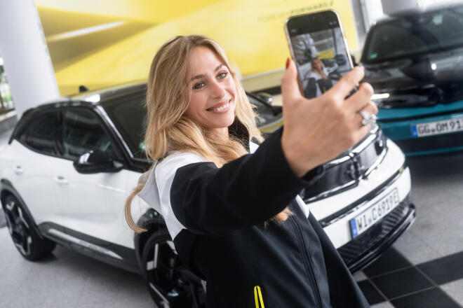 Η Sophia Flörsch της Formula E οδηγεί Opel Mokka GSE