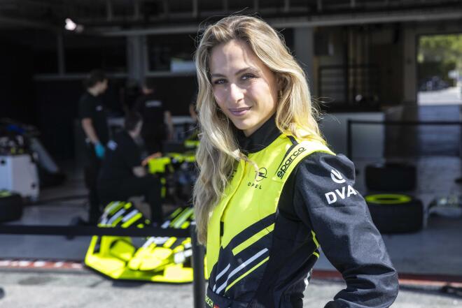 Η Sophia Flörsch της Formula E οδηγεί Opel Mokka GSE