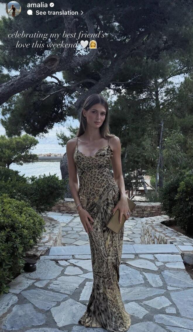 Αμαλία Κωστοπούλου: Εντυπωσιακή με vintage φόρεμα της Τζένης Μπαλατσινού!