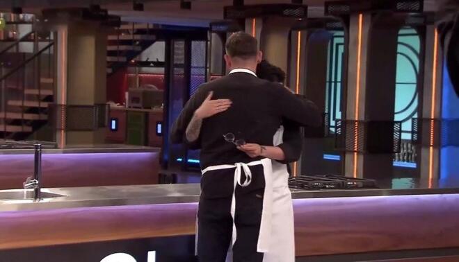 MasterChef 2026: Ο Χρήστος αγκάλιασε τον Πέτρο για τη μεγάλη του νίκη!