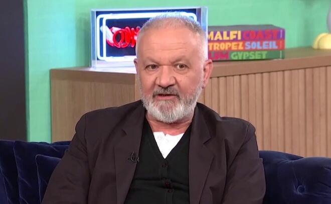 Γνωστός Έλληνας τραγουδιστής: «Έζησα 10 μέρες τρώγοντας χαλβά»