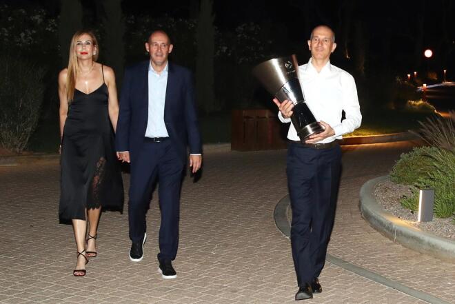 αγγελόπουλοι με το κύπελλο