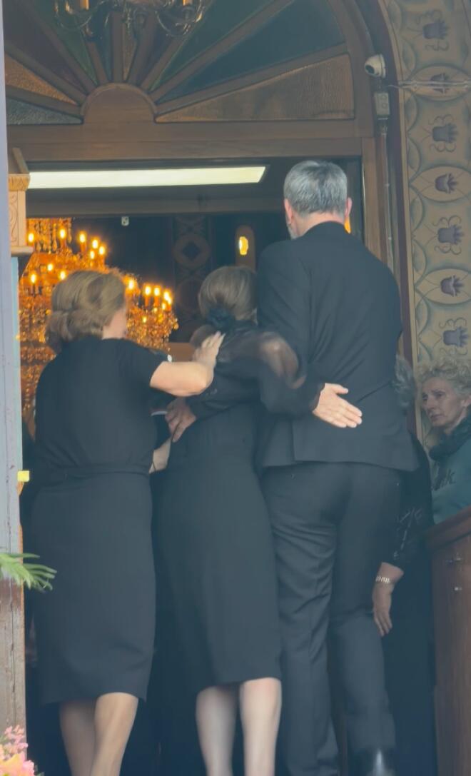 Κηδεία Μαστροκώστα: Η μητέρα της κατέρρευσε- Στο πλευρό της ο Τραϊνός Δέλλας/ star.gr