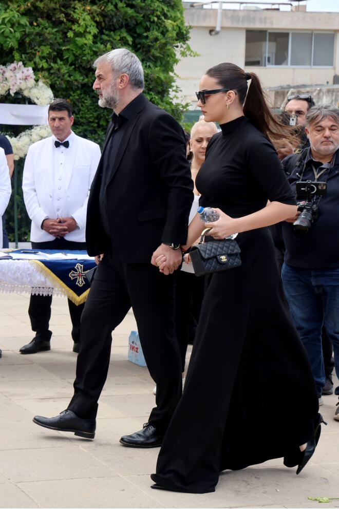Κηδεία Μαστροκώστα: H Βικτώρια Δέλλα χέρι χέρι με τον πατέρα της/ NDP