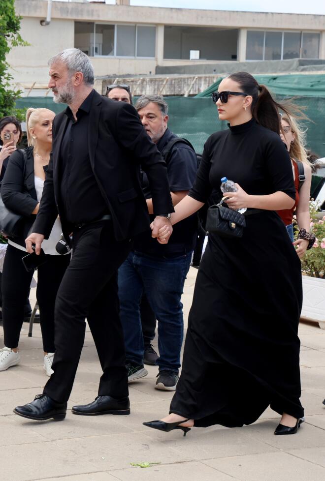 Κηδεία Μαστροκώστα: H Βικτώρια Δέλλα χέρι χέρι με τον πατέρα της/ NDP