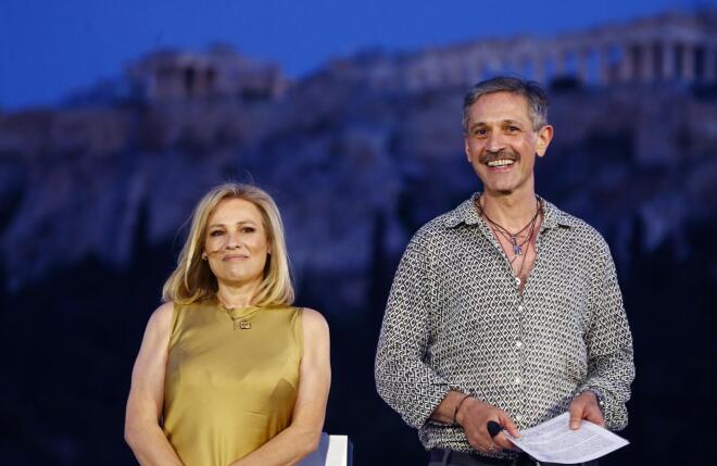 Οι δύο ηθοποιοί ανέλαβαν να ανοίξουν τη βραδιά δίνοντας εξαρχής έναν δραματικό και πολιτικό τόνο στην εκδήλωση.