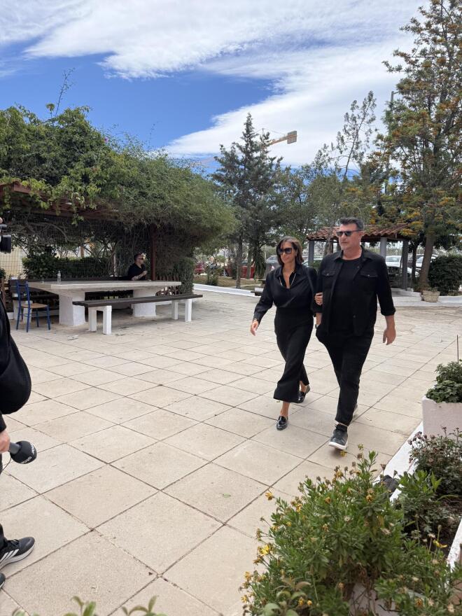 Με δάκρυα αποχαιρέτησαν τη Γωγώ Μαστροκώστα - Οι επώνυμοι που βρέθηκαν εκεί