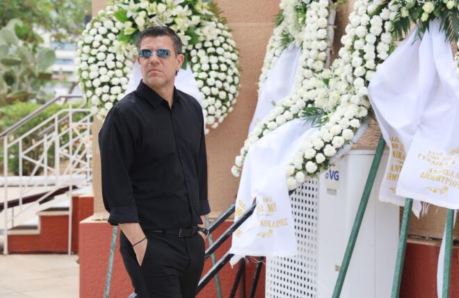 Με δάκρυα αποχαιρέτησαν τη Γωγώ Μαστροκώστα - Οι επώνυμοι που βρέθηκαν εκεί