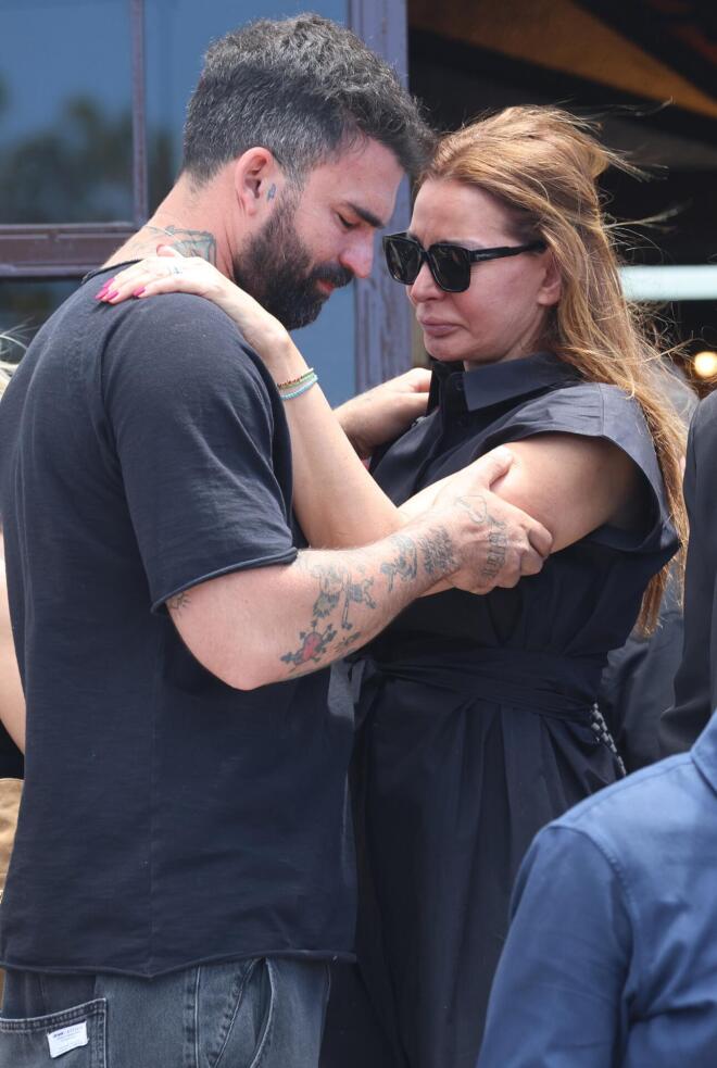 Δημήτρης Αλεξάνδρου και Μαρία Καλάβρια αγκαλιασμένοι στο τελευταίο «αντίο» στη Γωγώ