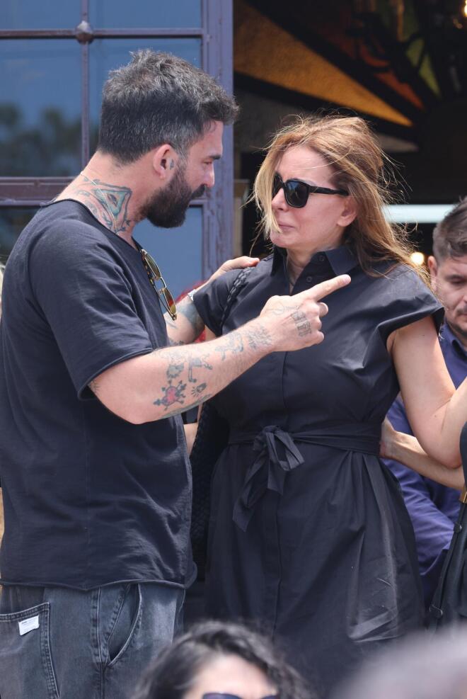 Δημήτρης Αλεξάνδρου και Μαρία Καλάβρια αγκαλιασμένοι στο τελευταίο «αντίο» στη Γωγώ