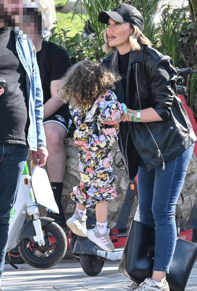 Η μικρή Μαρίλια δεν αποχωρίζεται την αγκαλιά της μαμάς της / NDP Photo Agency