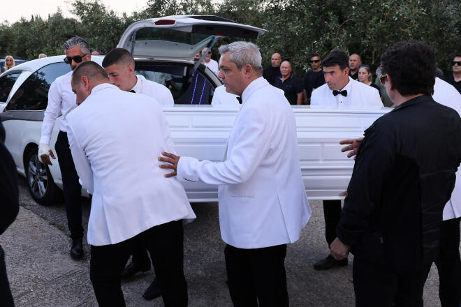 Γωγώ Μαστροκώστα: Αβάσταχτος πόνος στην ταφή της στο Ευηνοχώρι Μεσολογγίου