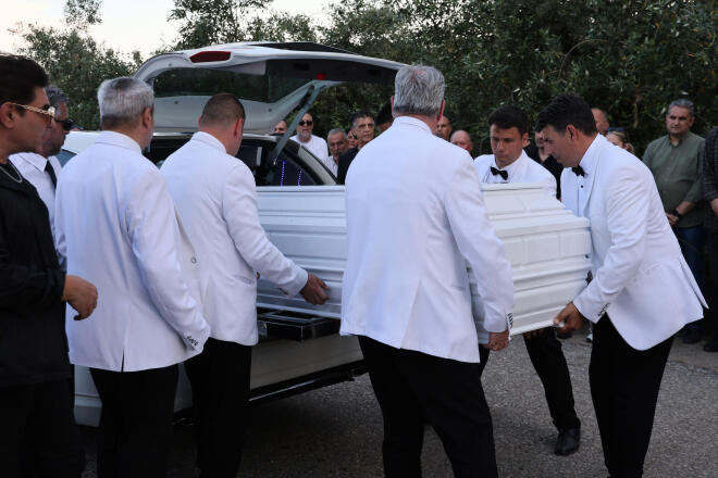 Γωγώ Μαστροκώστα: Αβάσταχτος πόνος στην ταφή της στο Ευηνοχώρι Μεσολογγίου