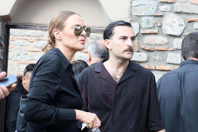 Γωγώ Μαστροκώστα: Αβάσταχτος πόνος στην ταφή της στο Ευηνοχώρι Μεσολογγίου