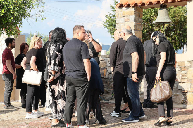 Γωγώ Μαστροκώστα: Αβάσταχτος πόνος στην ταφή της στο Ευηνοχώρι Μεσολογγίου